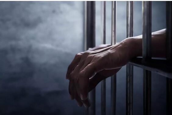 千万别随便帮人带行李!华人留学生须高度警惕!(图1)